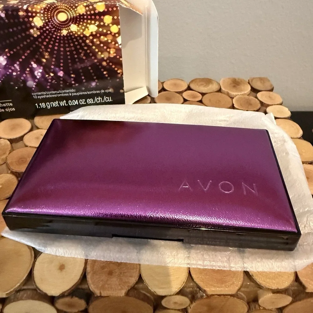 Avon Luxe Clutch‎ Eyeshadow 10 colors-0.04 oz. ea. Padded Mirror Case. NIB